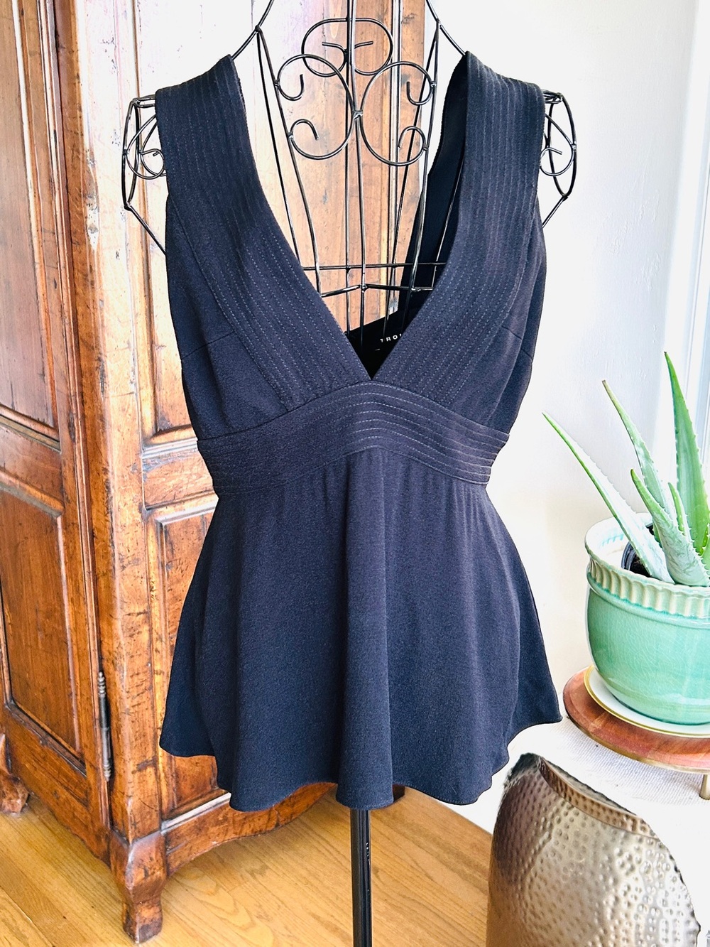 Trouve Women's Black V-Neck Sleeveless Peplum Top Black Large - Picture 1 of 9